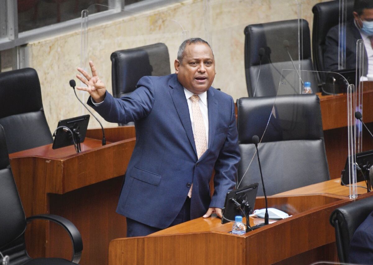 Réplica. Diputado Raúl Pineda de San Miguelito se molesta con caricatura  y mantiene defensa a la Unachi de Chiriquí