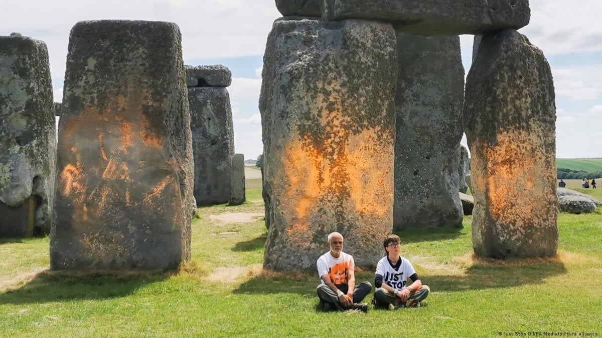 Rocían con pintura naranja el monumento megalítico de Stonehenge