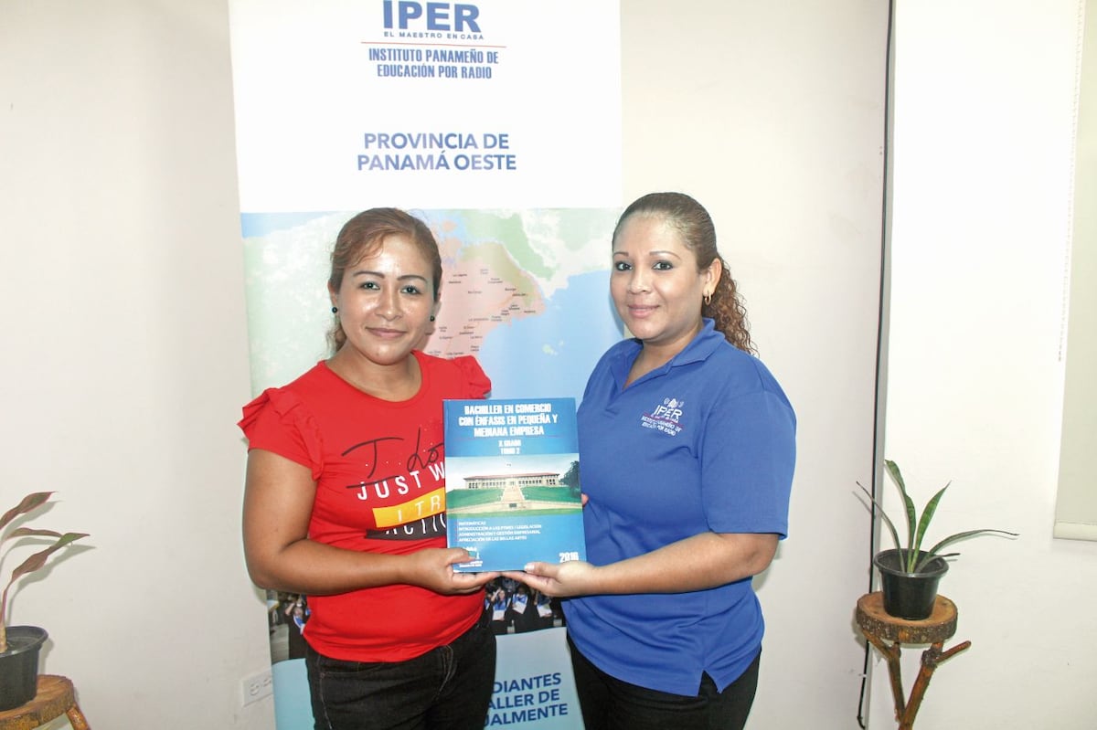 Estudian por radio y culminan sus estudios