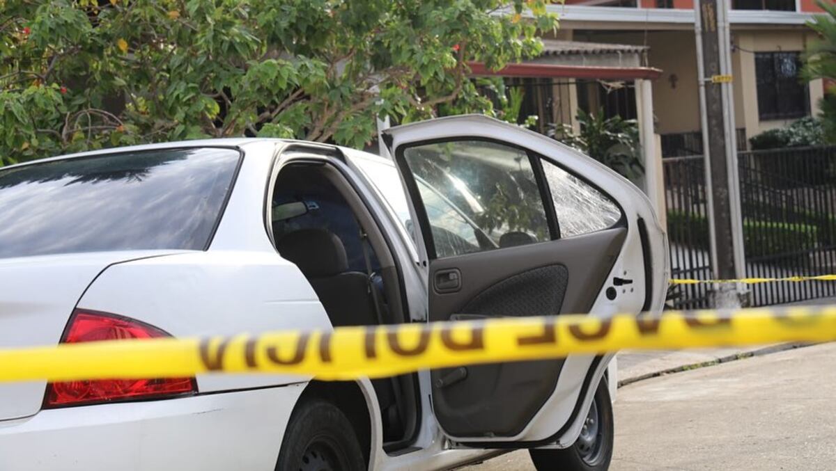 Policía Nacional ubica el vehículo utilizado en el robo al Banco General. Buscan a los 4 delincuentes