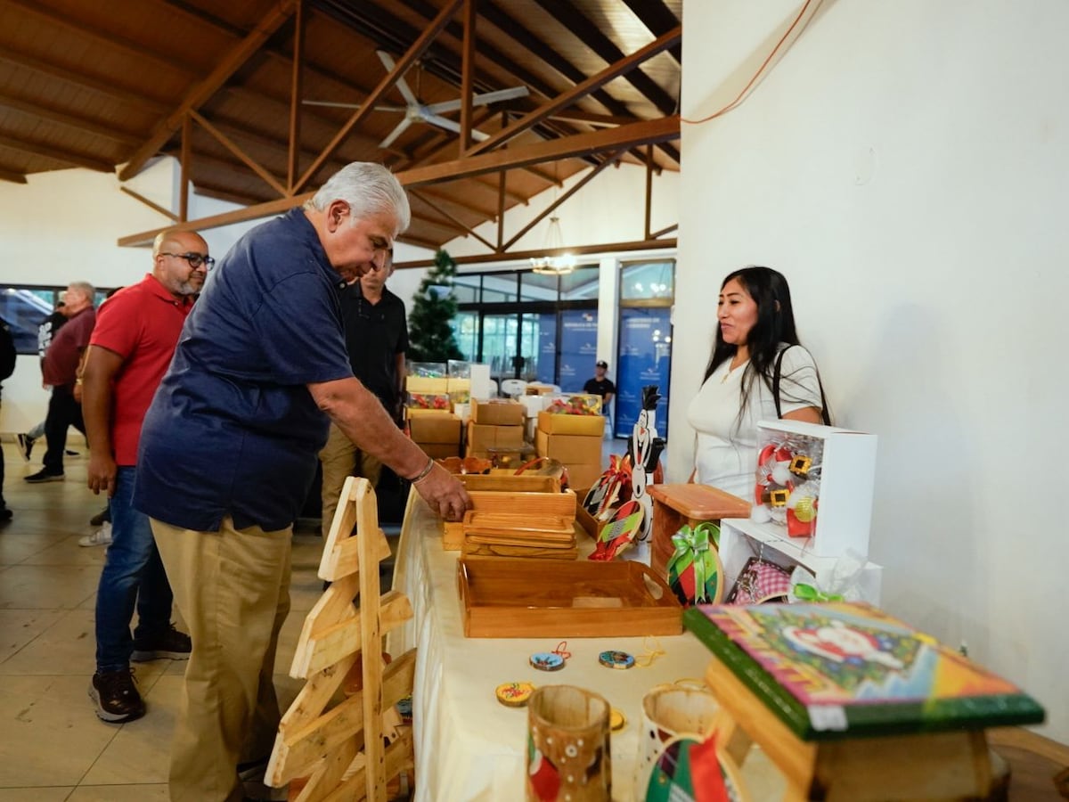 Entre artesanías y segundas oportunidades: Presidente Mulino presencia trabajos de internos en el bazar ‘Los Retazos Tienen Magia’