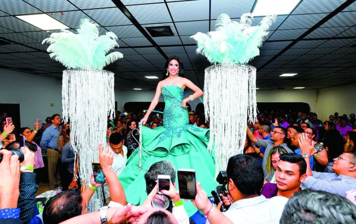 Thalía Mabel hace su majestuoso debut como reina de Calle Abajo de Las Tablas 