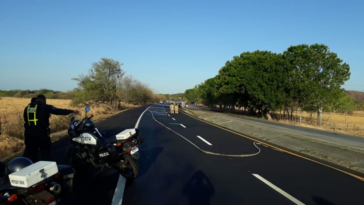 Cuidado. En Coclé, cisterna se vuelca y deja la vía cubierta de combustible
