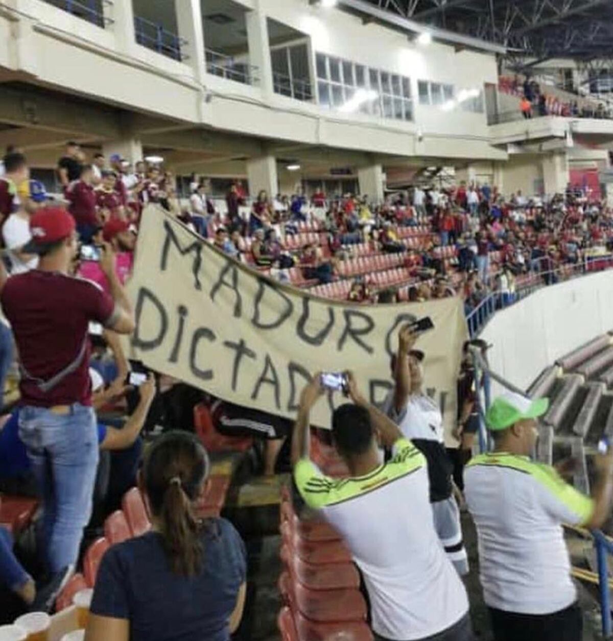 ¿Qué pasó con las telas de protesta contra Maduro en el Rommel Fernández?