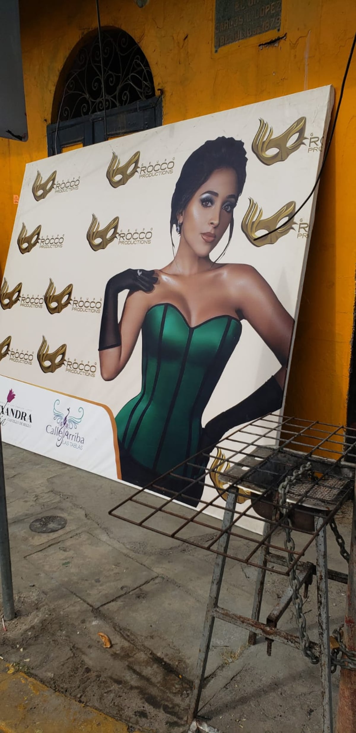 Así está la cosa. Ya comienzan a forrar con estructuras de metal el parque Belisario Porras de Las Tablas para los esperados carnavales