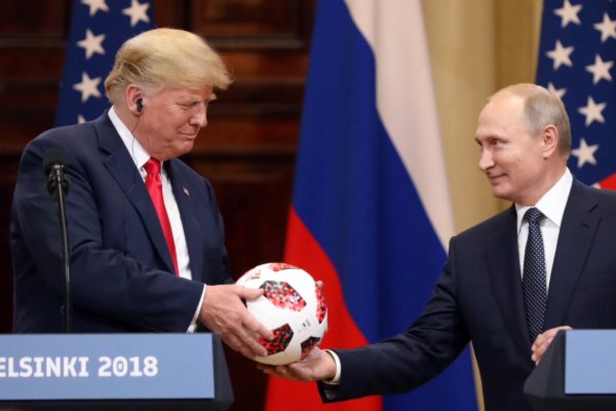 Cosas de espías. Pelota que Putin le regaló a Trump contenía un chip transmisor