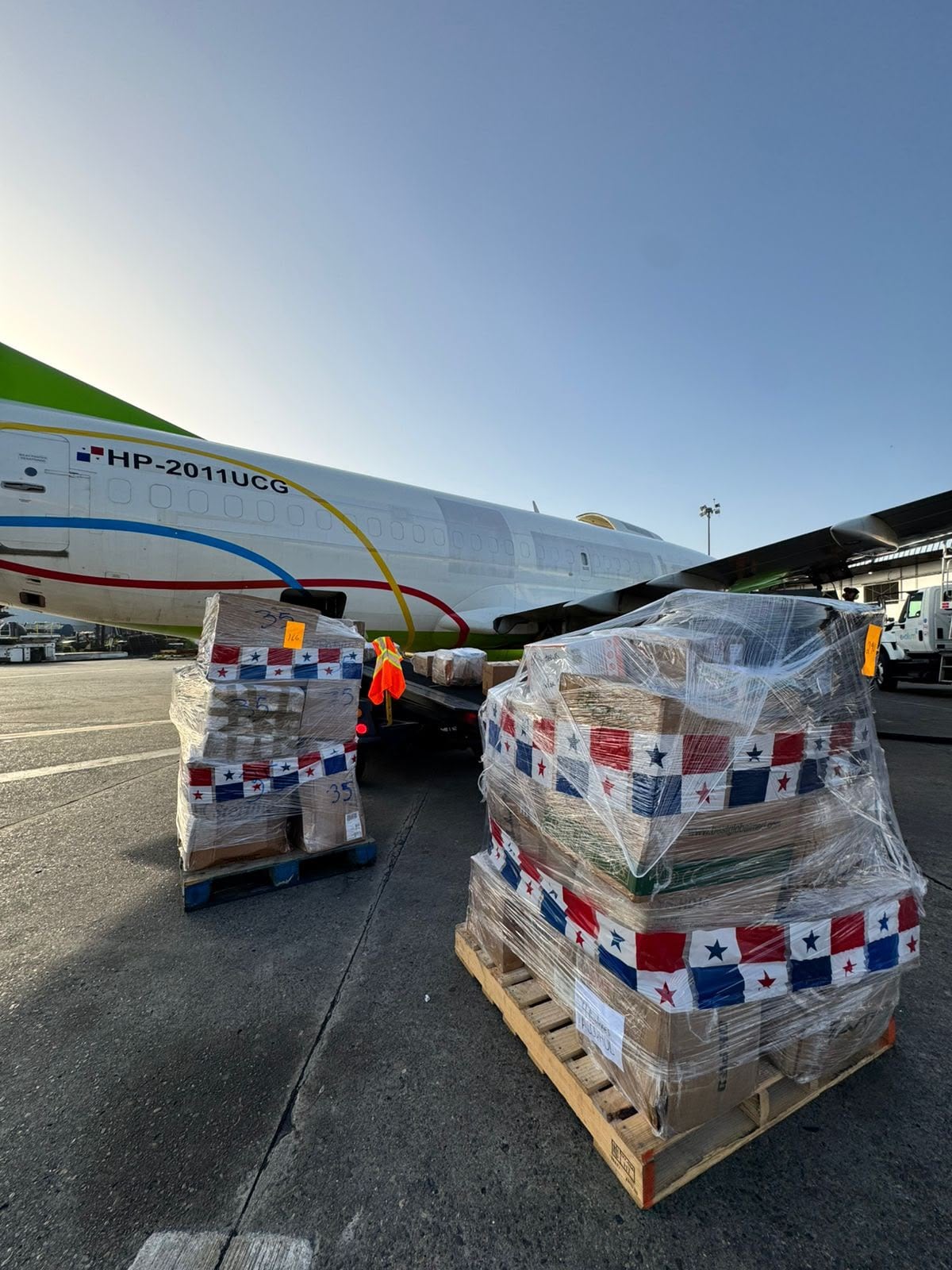 Entre aplausos y esperanza, 50 rescatistas y 17 toneladas de ayuda parten de Panamá hacia Venezuela