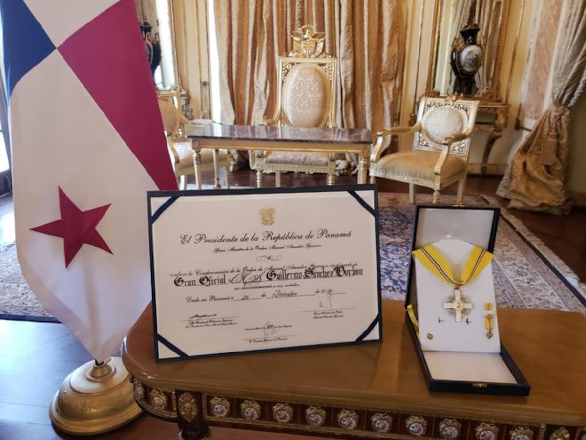 Escritor panameño Guillermo Sánchez Borbón es condecorado