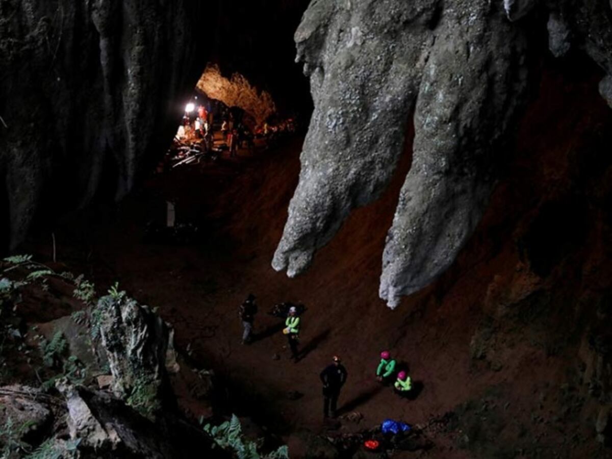 Cavan hoyo  con la esperanza de encontrar a todo un equipo de fútbol infantil 