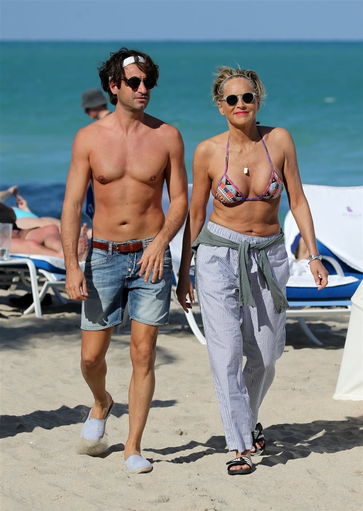 Sharon Stone cumple 60 años y se luce con su nuevo noviecito en la playa