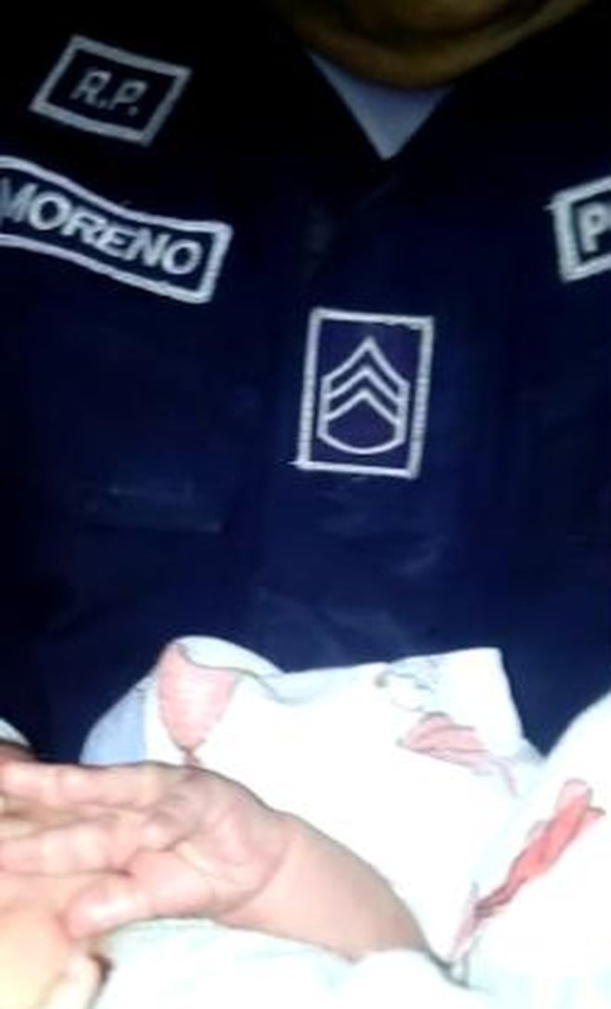 ¡SE AHOGABA EN LLANTO! Abandonan a bebé afuera de casa cural | VIDEO