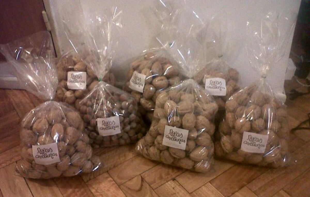 ¡AY,NO! Halló un diente ensangrentado mientras comía una paquete de nueces 