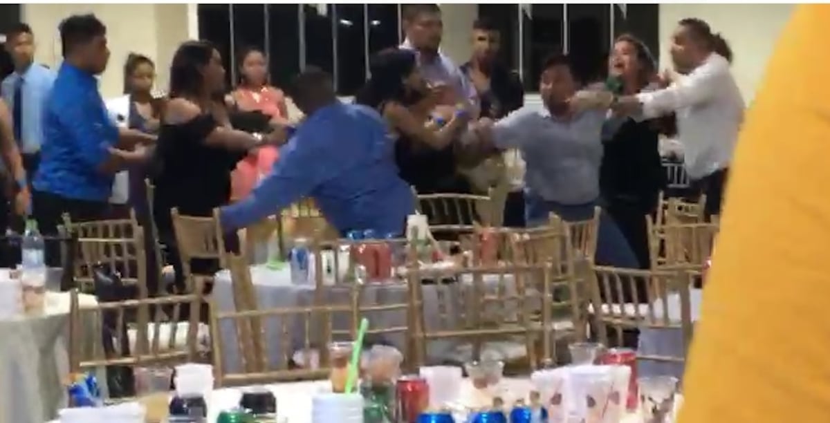 Oh my God. Pelea en pleno baile de graduación por arreglos florales. Filtran imágenes en redes. Video