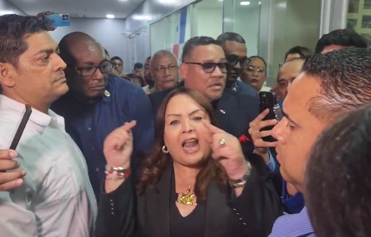 ¡Cheque, cheque! Funcionarios de la Asamblea pasaron el Niágara en bicicleta para cobrar ¿Y las botellas?