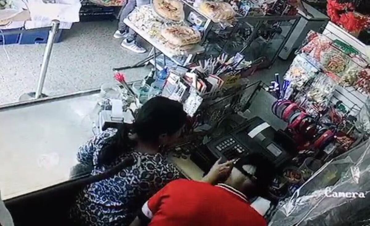 A mano armada se llevaron todo en minisúper.Andan tras la pista.Video captó todo