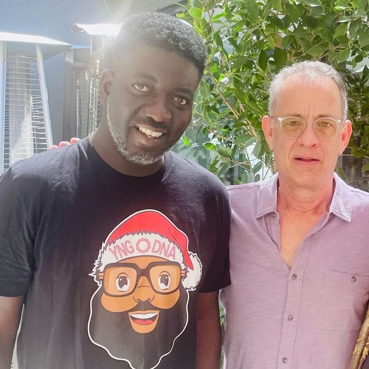 Príncipe de Ghana ‘parquea’ con Tom Hanks en Los Ángeles, mientras la diputada princesa trabaja en el parlamento
