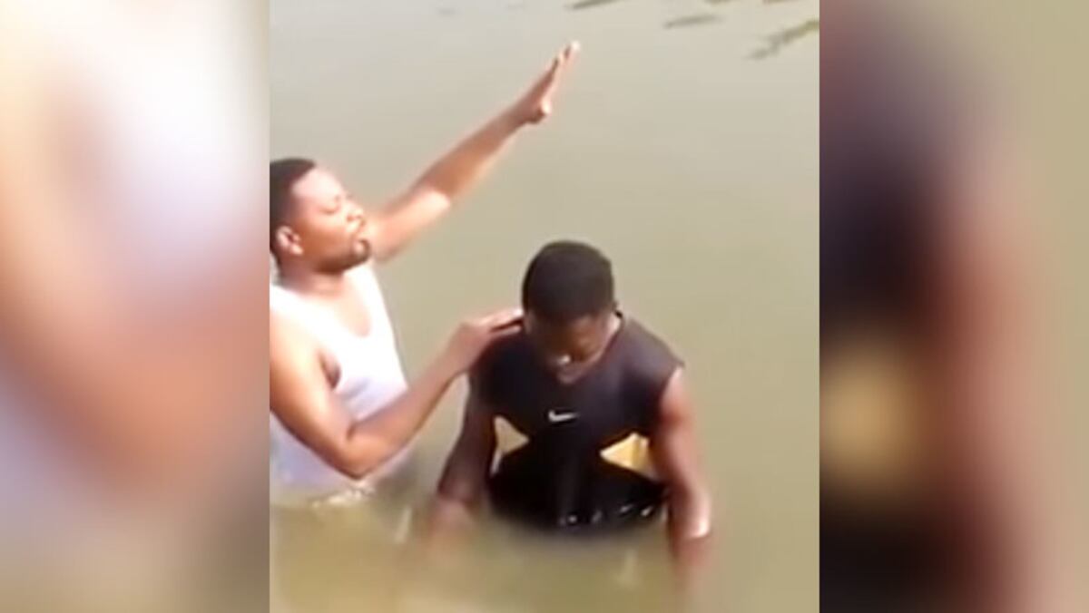 Video. Un joven muere ahogado mientras es bautizado en un río