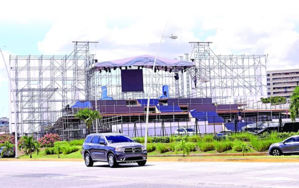 La polémica tarima para el papa Francisco está casi lista
