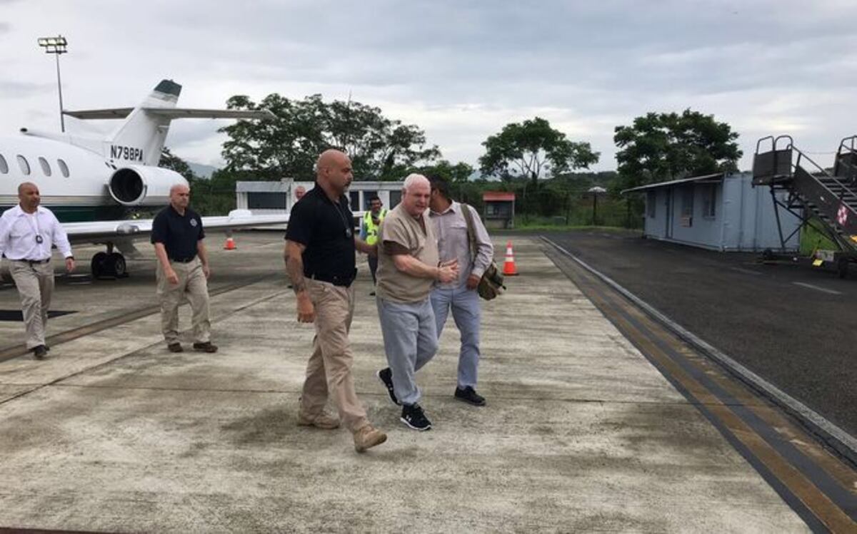 Así fue la llegada de Martinelli. Fue trasladado esposado a El Renacer