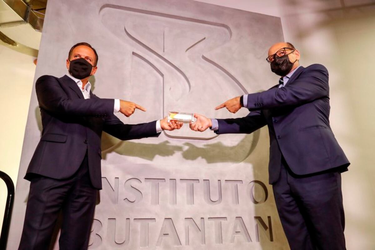 Brasil recibió el primer lote de 120 mil dosis de la vacuna china Coronavac contra la covid-19