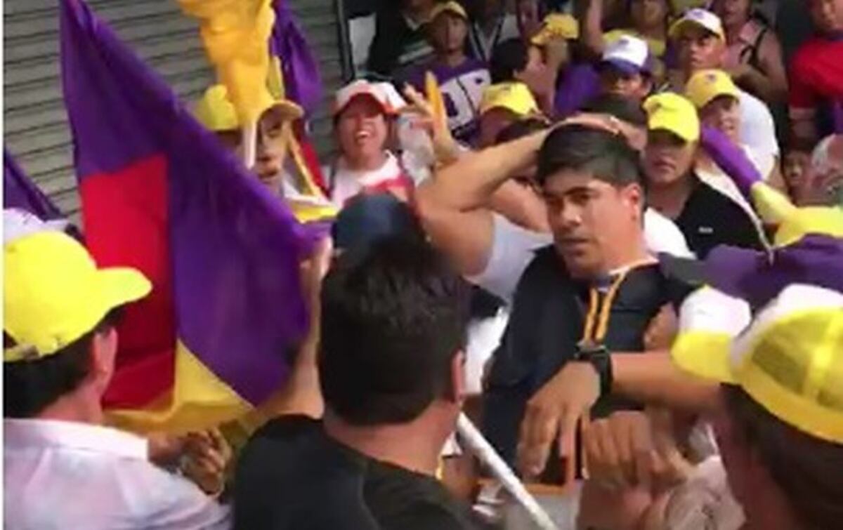 Trifulca. Le pegan a funcionario en protesta del diputado Santana. Circula video