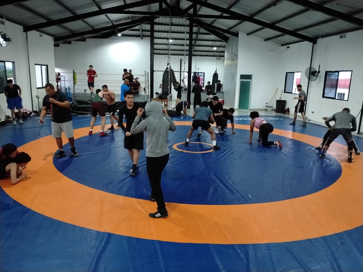 Atletas de Veraguas entrenan en la parte superior del mercado por falta de gimnasio
