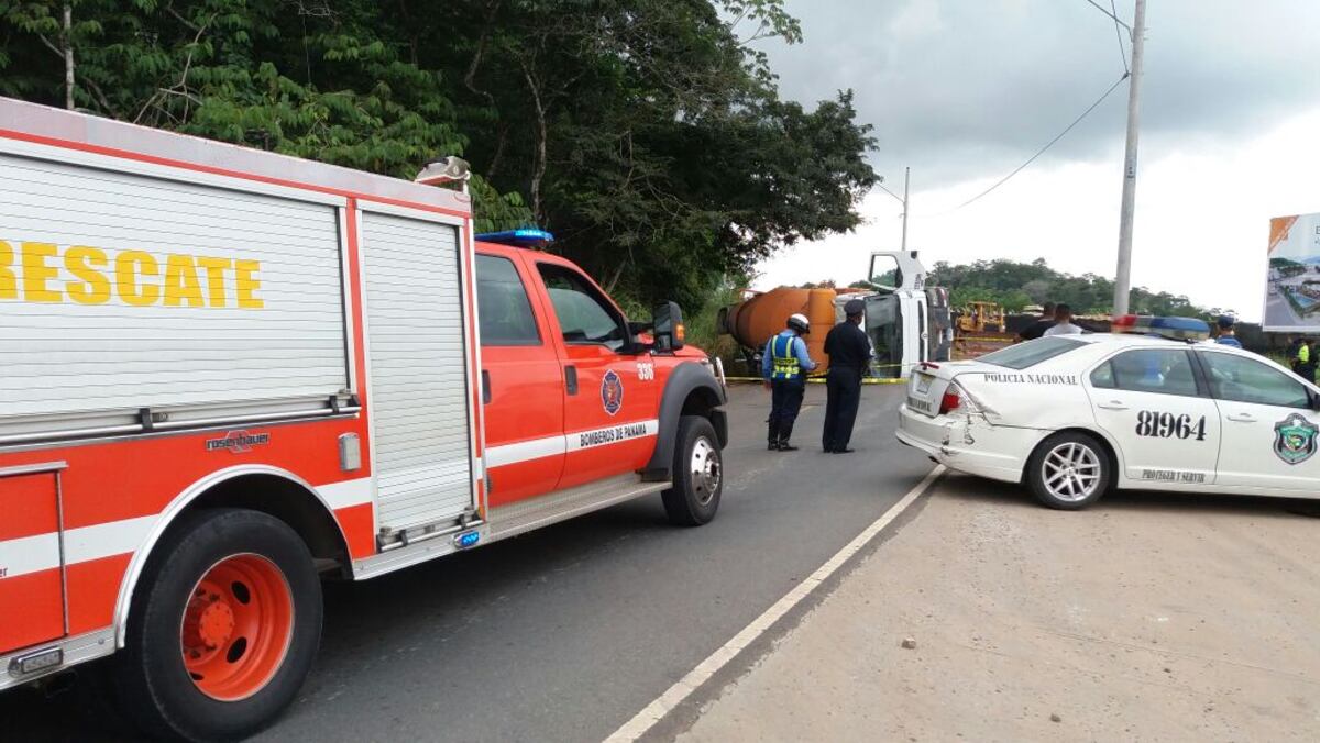 Equipo pesado aplasta a un vehículo tras toparse con un retén, fallece una mujer