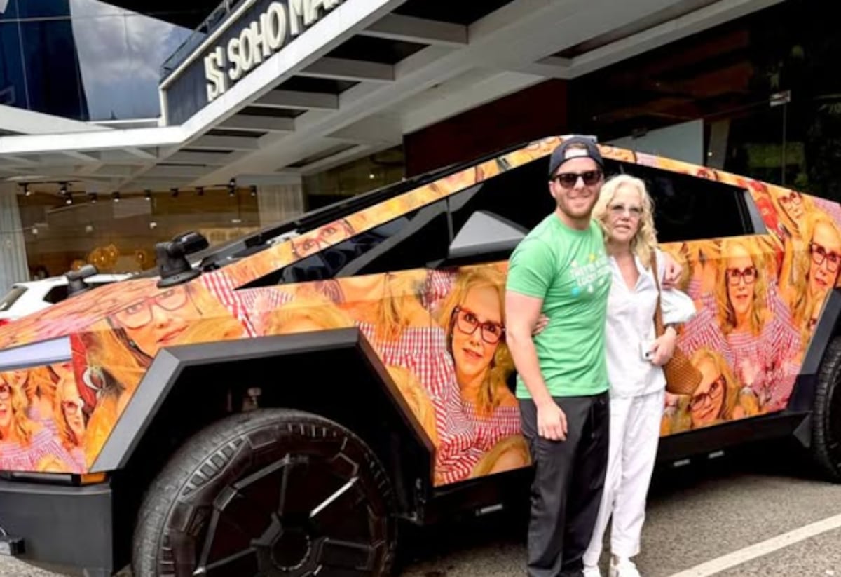 El ‘chacalde’ pinta la cara de su mamá en el Cybertruck para sorprenderla este 8 de marzo