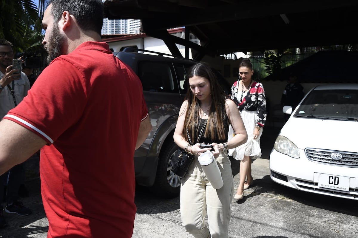 Carolina Martinelli Linares corre a visitar a su ‘papito’ un día después de empezar su asilo político