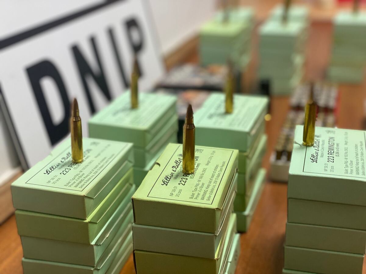 Sorpresa en David: Policía halla revólver, miles de balas y presunta sustancia ilícita en Terrenal