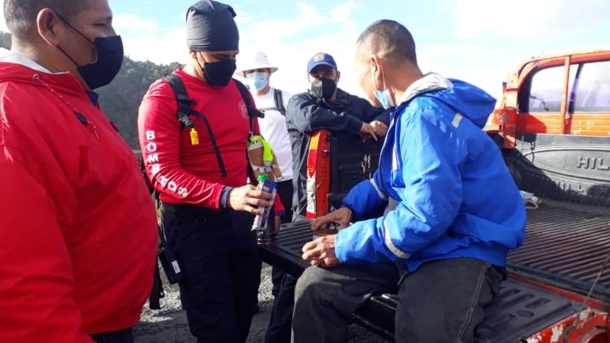 Están con vida. Rescatan a dos panameños extraviados en el volcán Barú