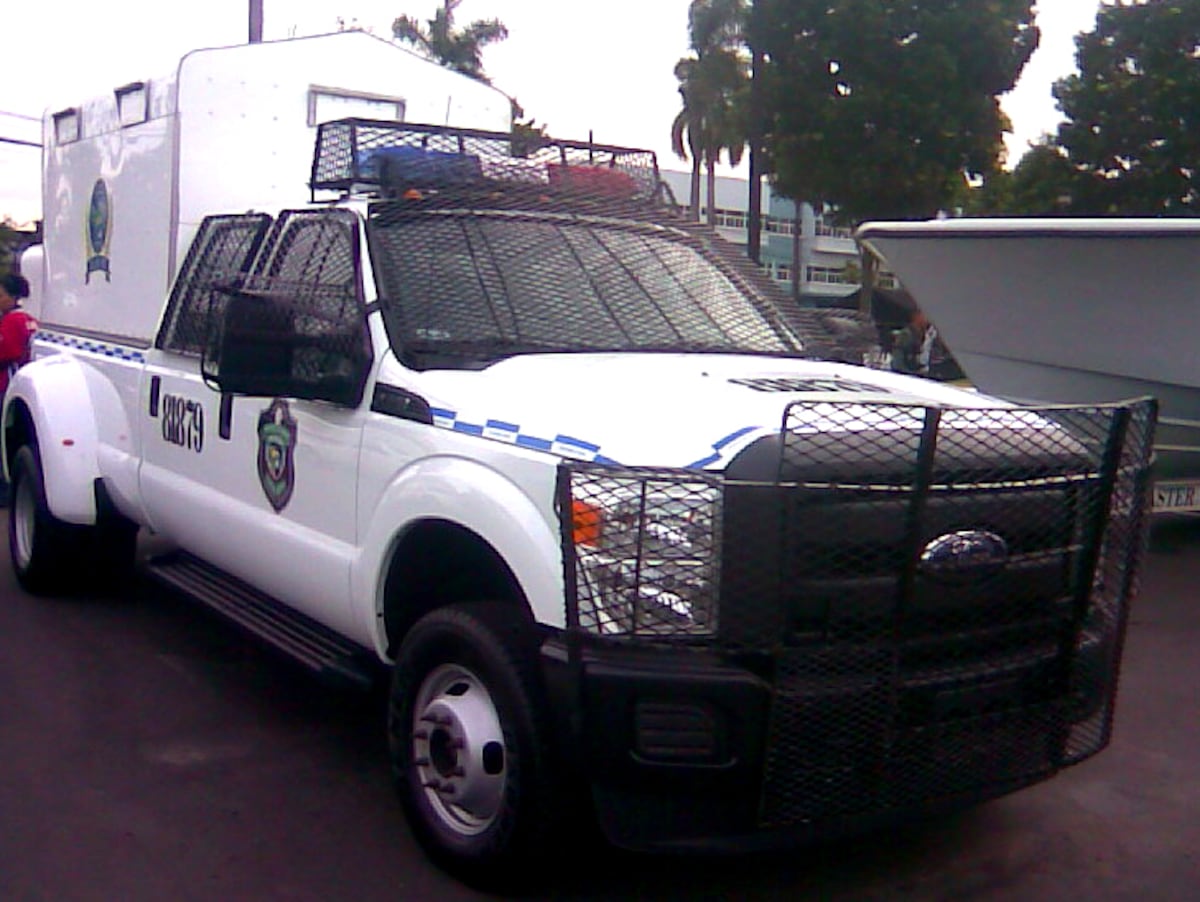 Redes sociales los captan. Sancionarán a policías que atropellaron a un perro en La Cabima