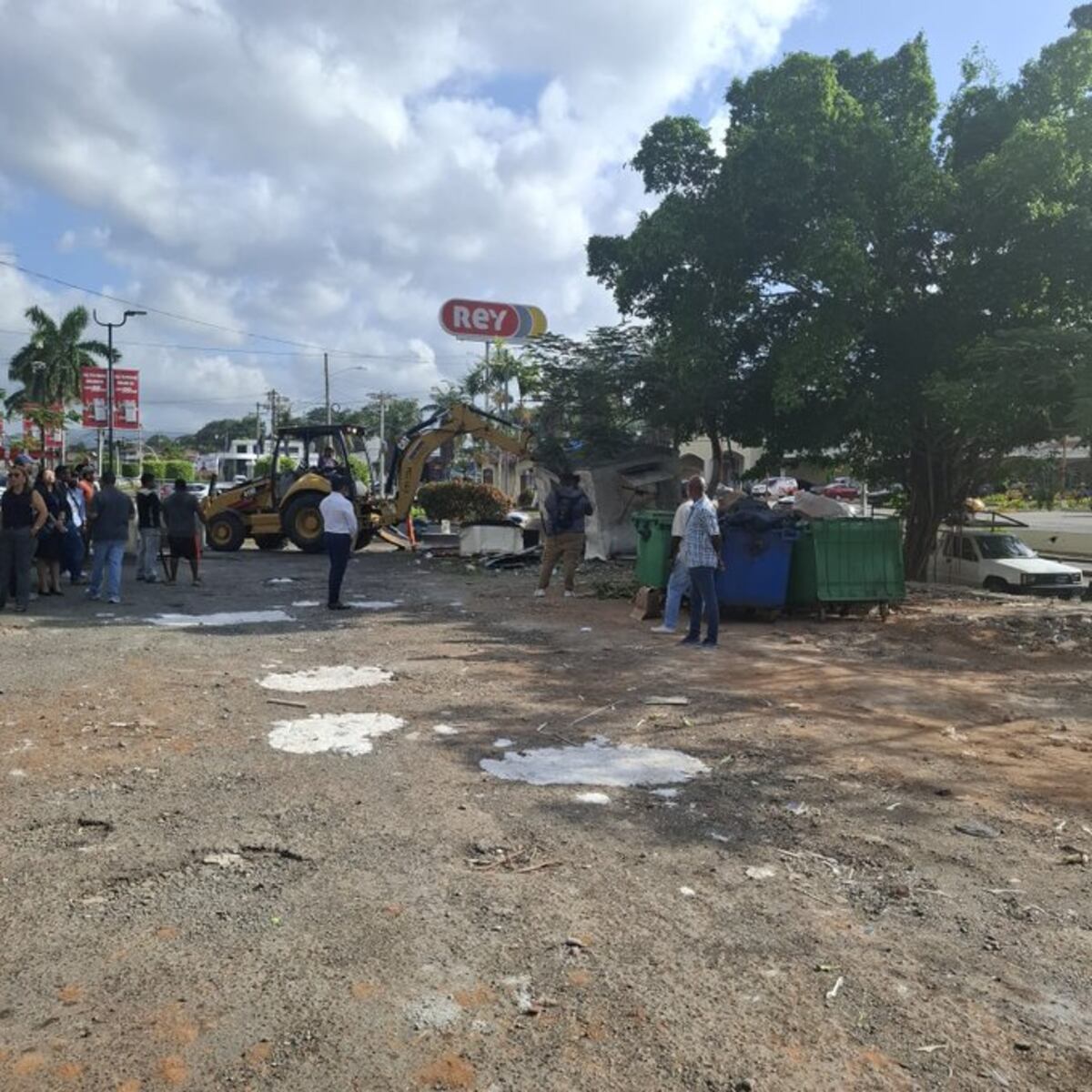 Municipio de San Miguelito tumba comercios ilegales en Brisas del Golf y promete parque, pero los vendedores protestan
