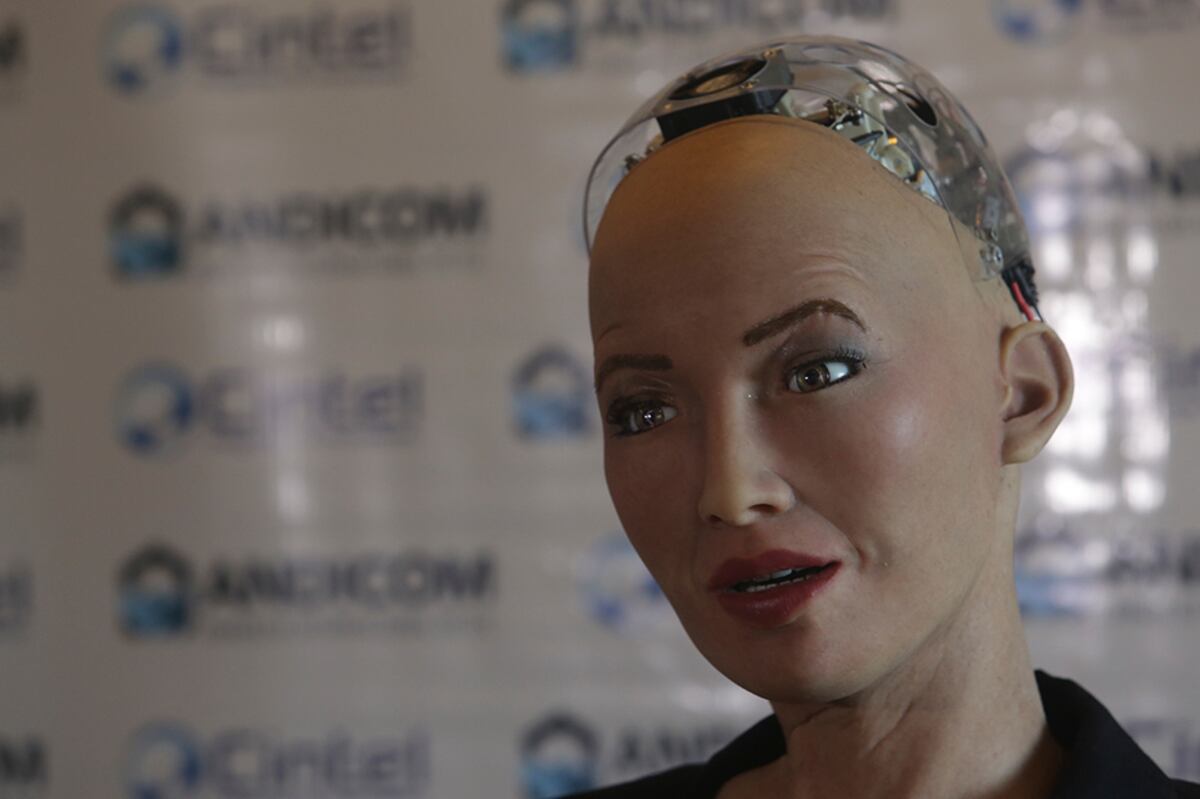 La robot Sophia cautivó a los colombianos al ofrecerle una sincera conferencia