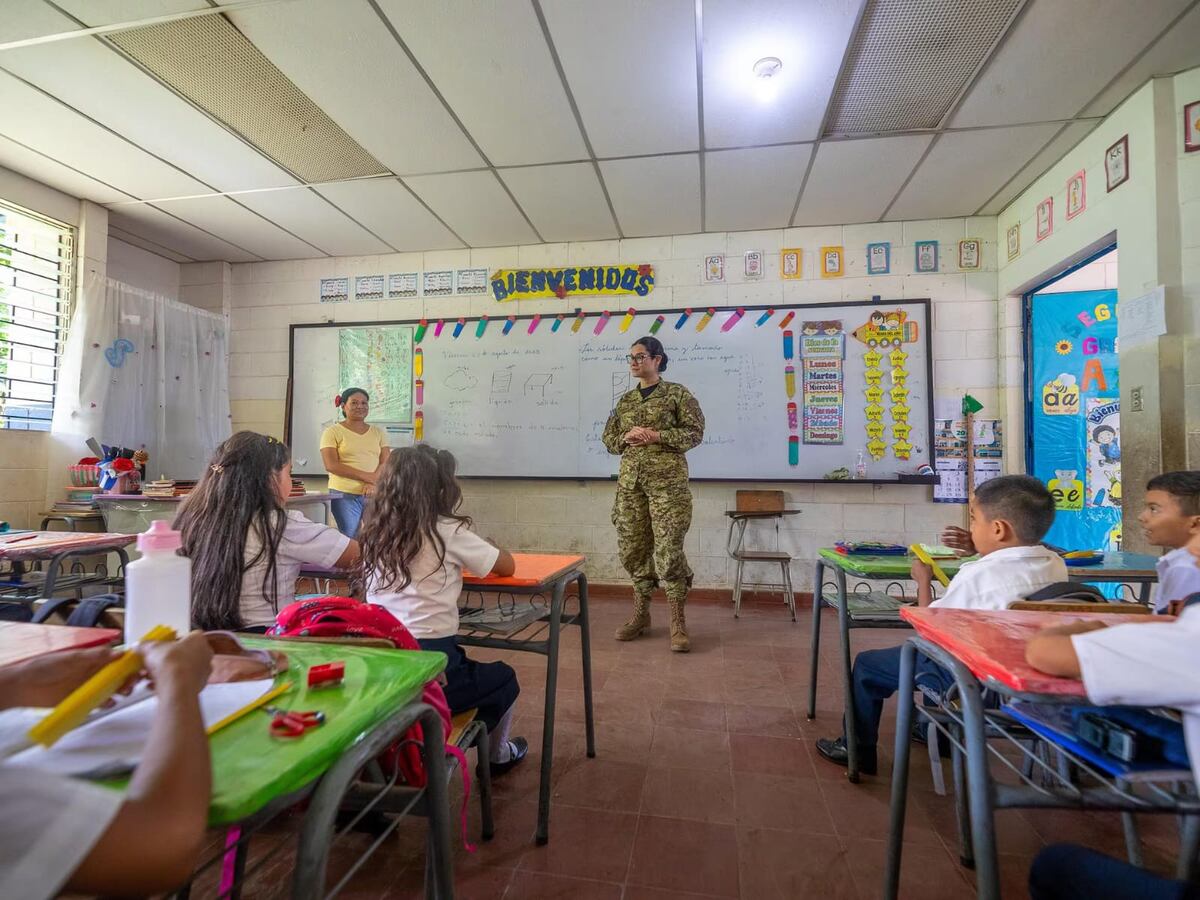 ¡Corte militar o pa’ fuera! Bukele mete mano dura en las escuelas pa’ frenar la delincuencia