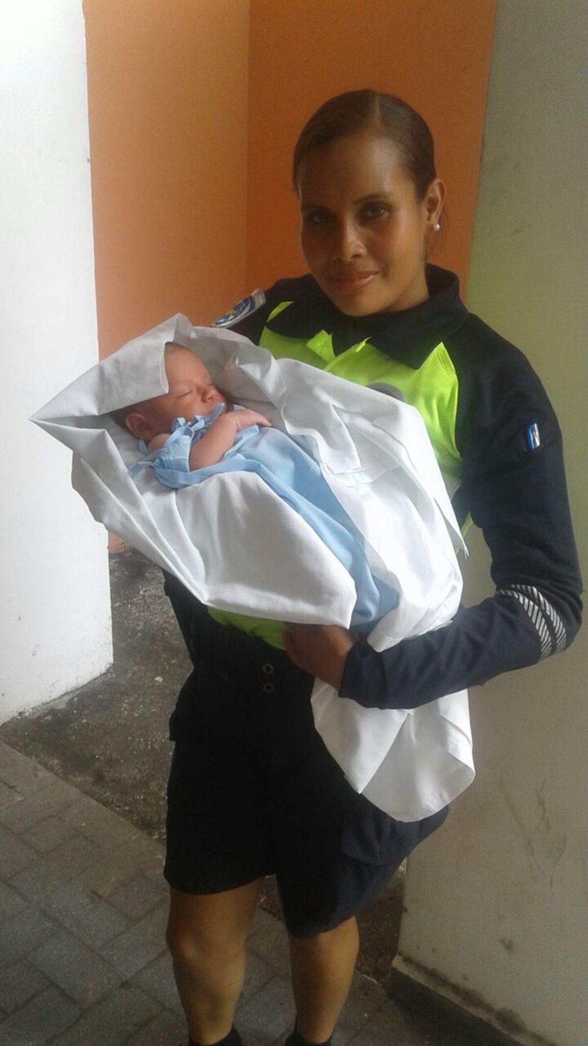 DESALMADA. Intenta lanzar bebé al vacío en Curundú y apuñala a policías