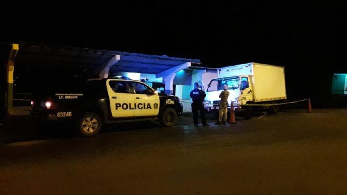 Con arma en mano roban camión de reparto en plena tienda