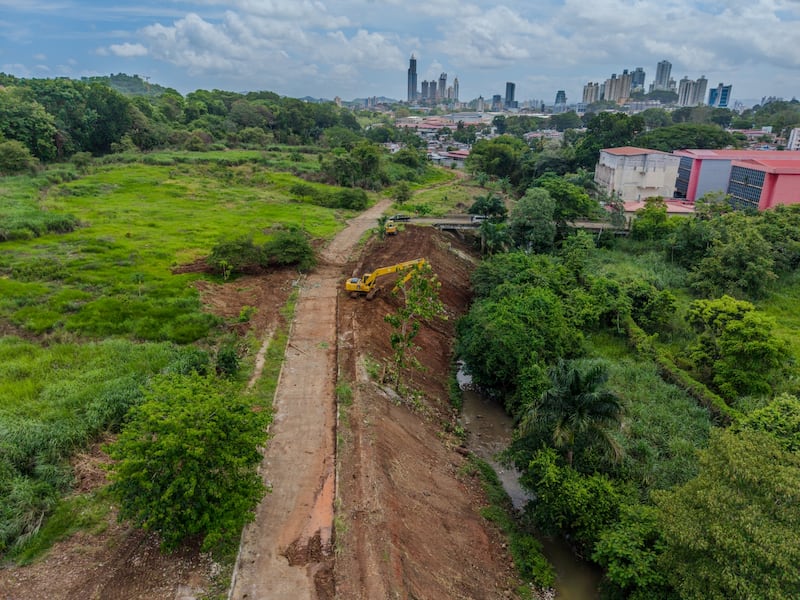 MOP despliega maquinaria para evitar inundaciones en Curundú y Bethania