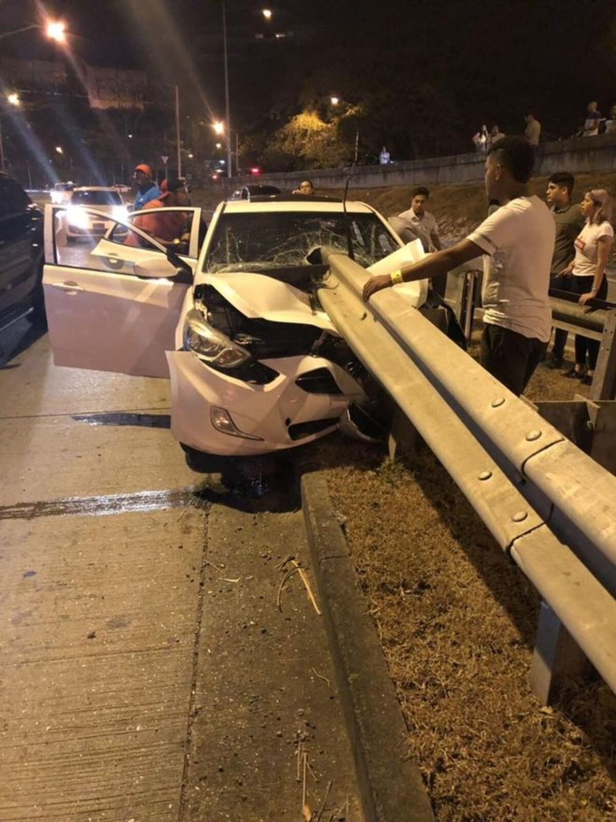 Aparatoso. Auto queda incrustado en una baranda en Amador. Una mujer herida