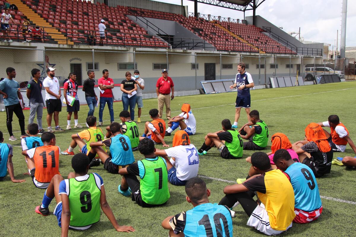 Christiansen: ‘No tenemos personal con formación para enseñar a jugadores de 8 años’