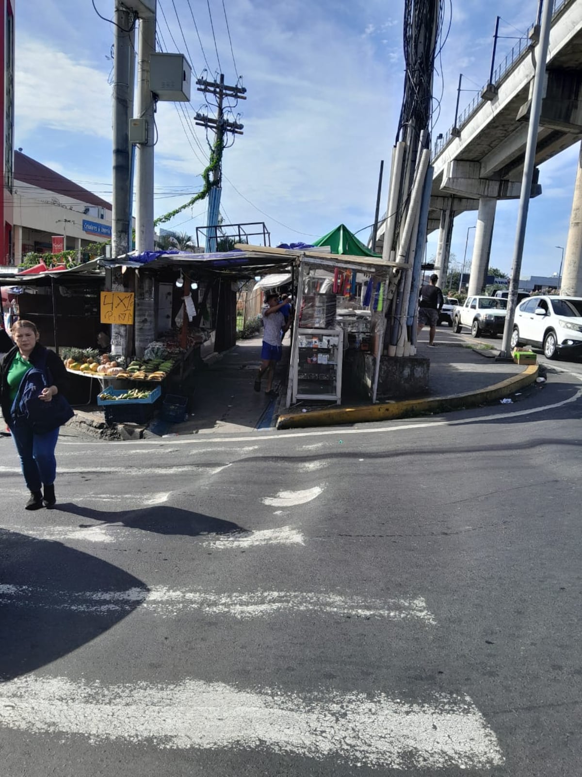 Aceras ocupadas otra vez frente a la Gran Estación de San Miguelito