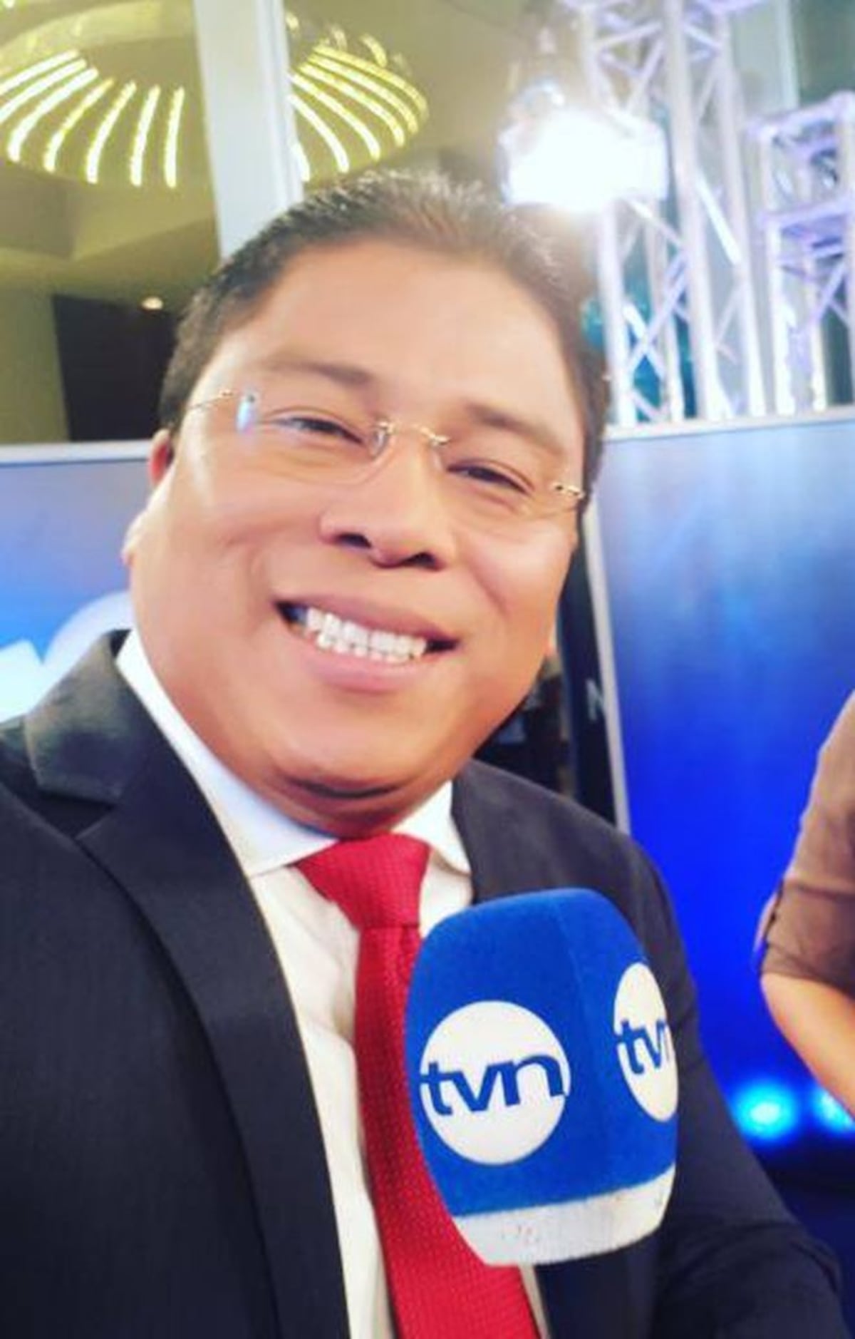 ¡SANTO! Varela bromea sobre sexualidad de reportero de TV. Este le responde