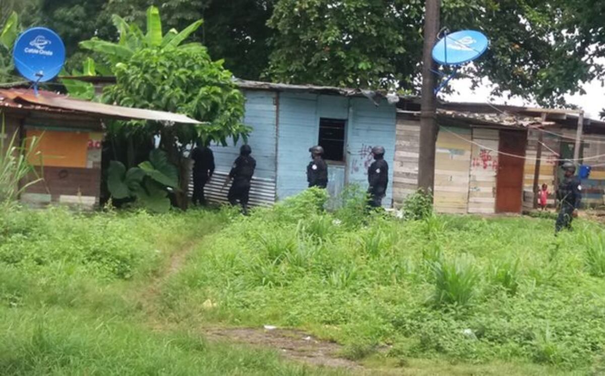 Dos menores y una mujer mueren en un busito conducido por quinceañero en Colón 