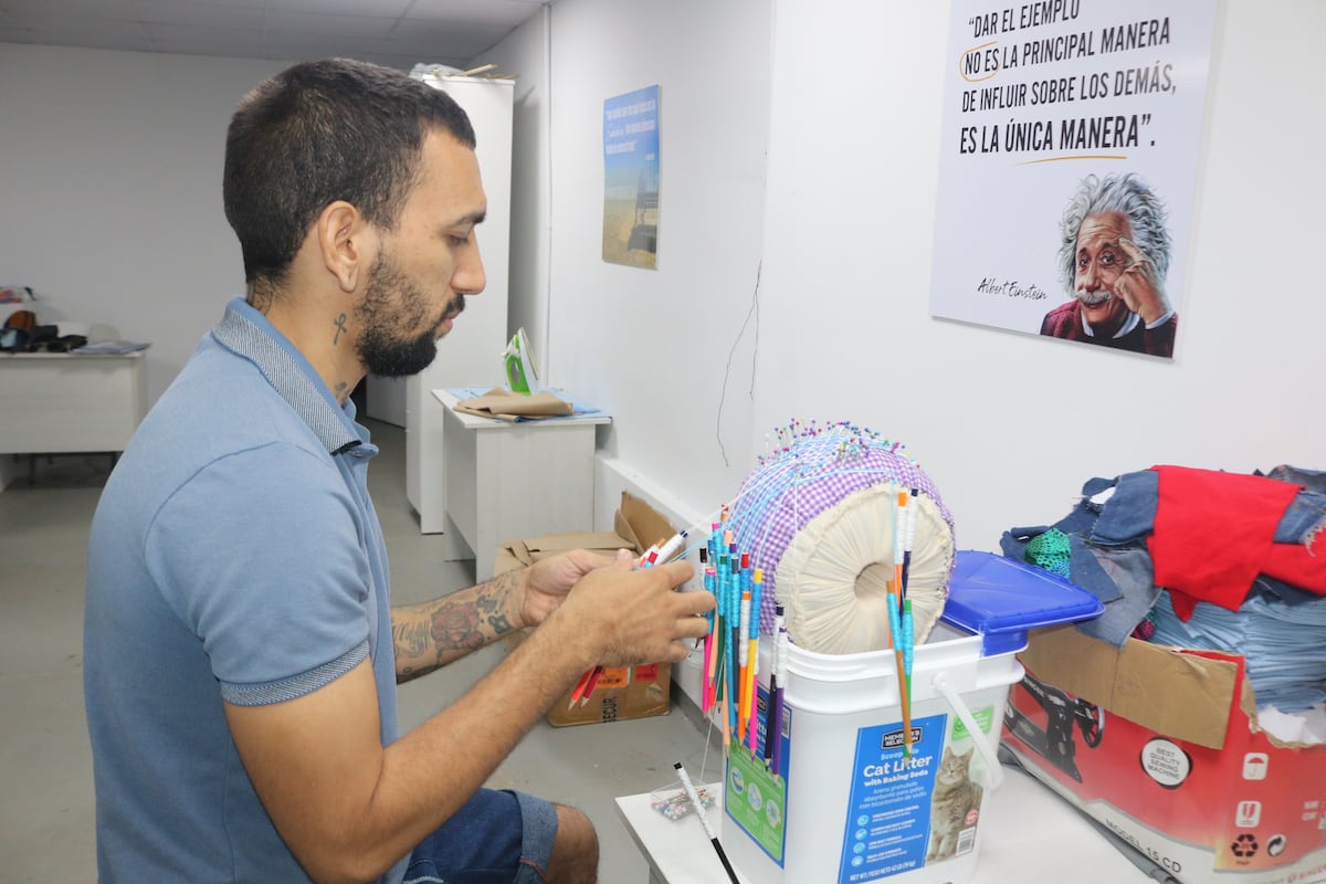 El sueño de Santos: recluso de El renacer quiere vestir a su madre con su propio diseño