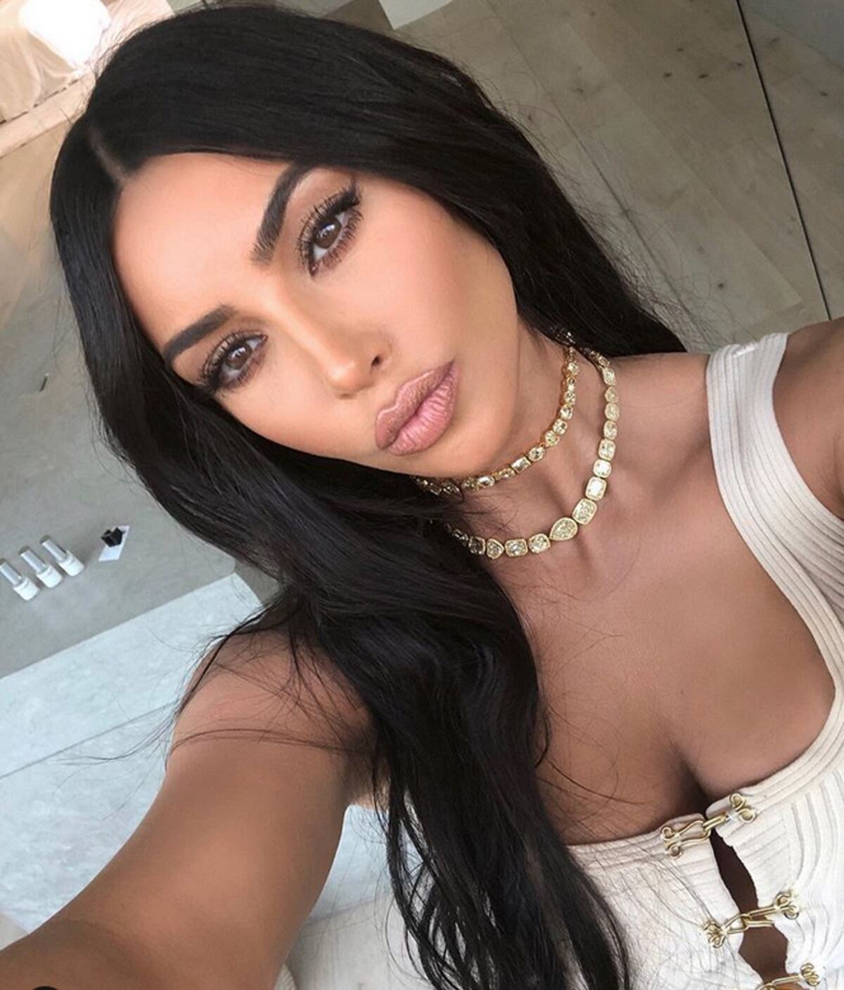 El extraño uso que le da Kim Kardashian a la leche materna de sus hermanas