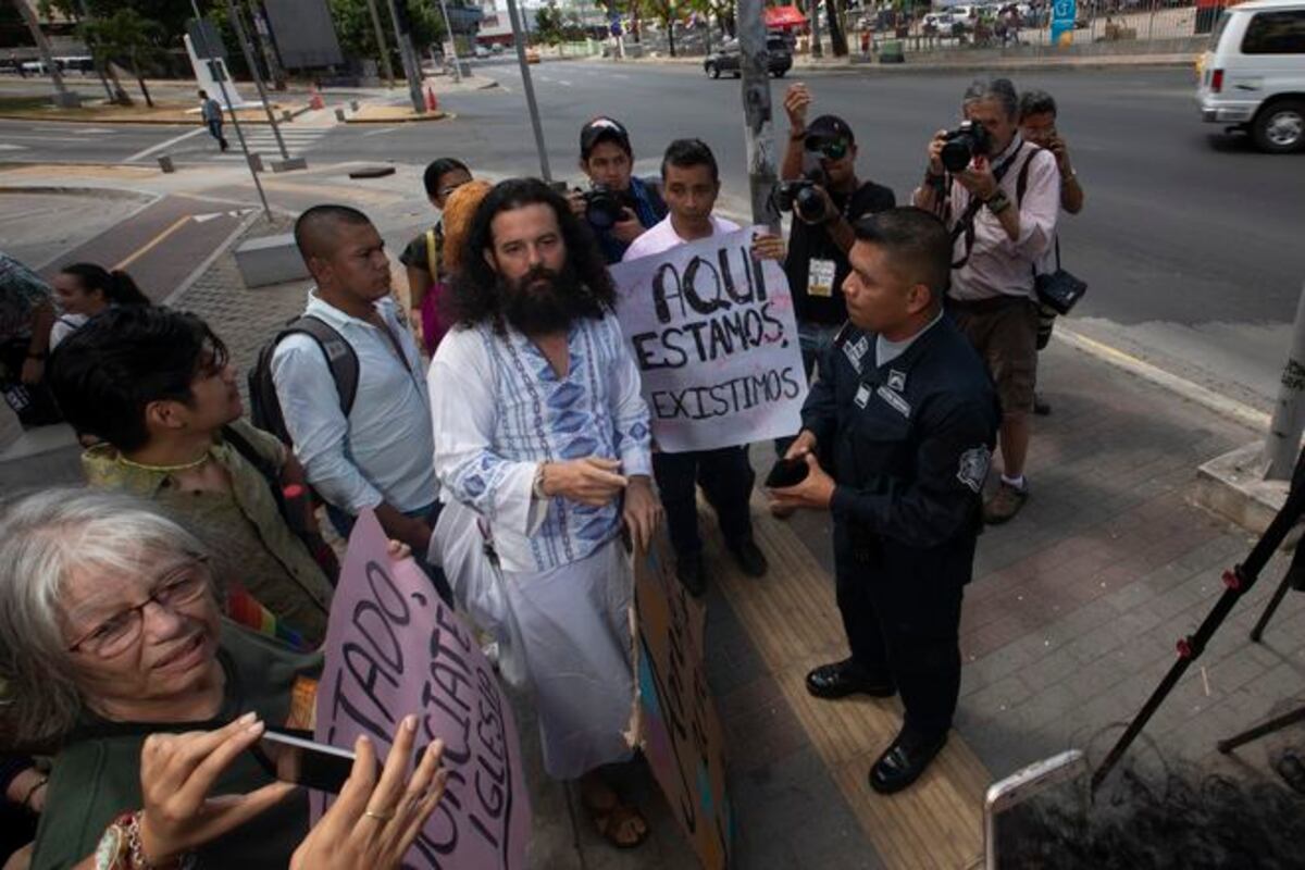 Aspirante a diputado se besa con otro frente iglesia.El mismo que se desnudó