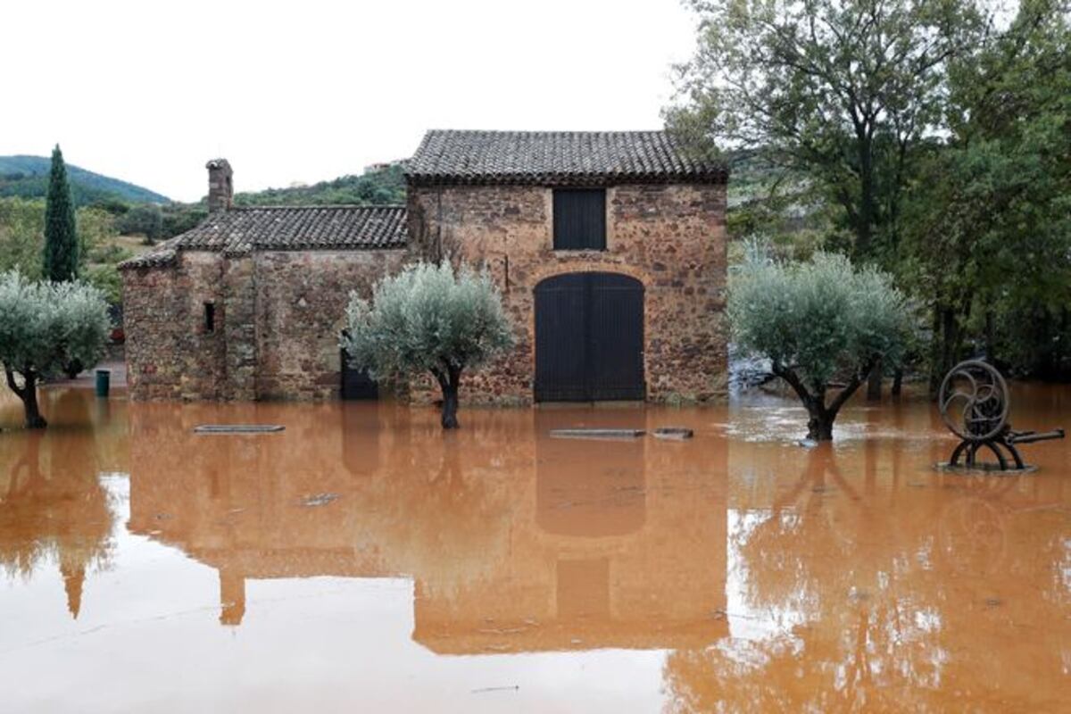 12 muertos, destrucción y caos provoca un día de lluvia intensa en Francia