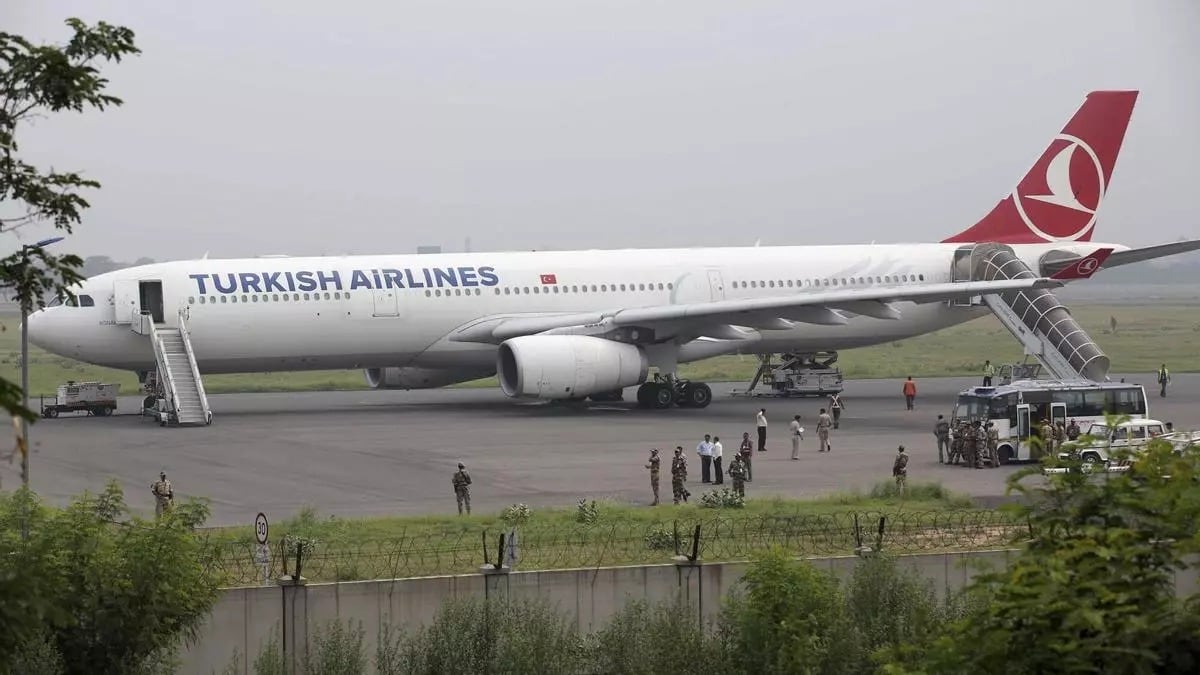 ¡Alerta en el aire! Avión escoltado por aviones de guerra aterriza en Barcelona por amenaza de bomba