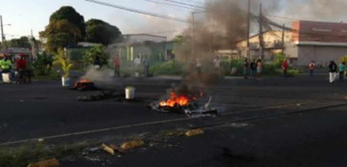 Caja de Ahorros cierra sucursales en Colón debido a disturbios