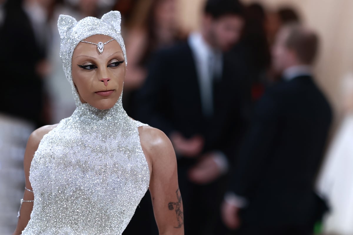 Resumen de la Met Gala: Una cucaracha se roba el ‘show’, disfraces de gatos y la espalda descubierta de Bad Bunny